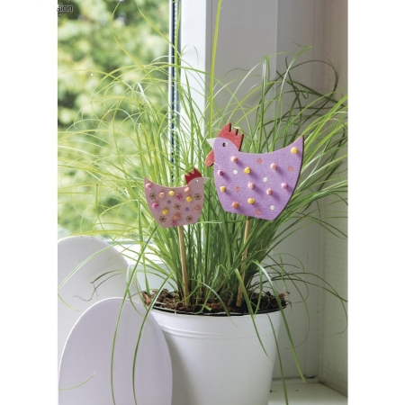 Ozdoby wielkanocne ze sklejki kogut kura doskonale prezentują się w świątecznej doniczce.