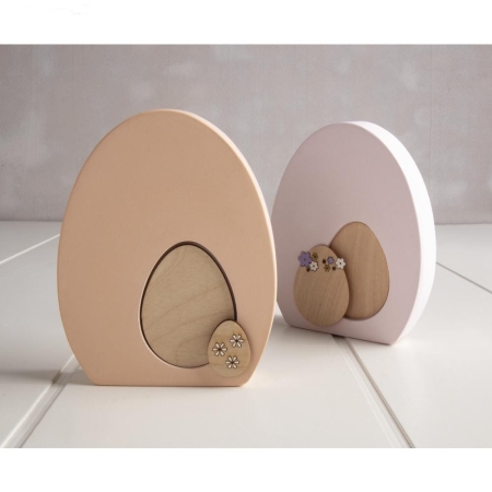 Dekoracja wielkanocna DIY jajka gipsowe wypełnione motywami jajek z drewna forniru.