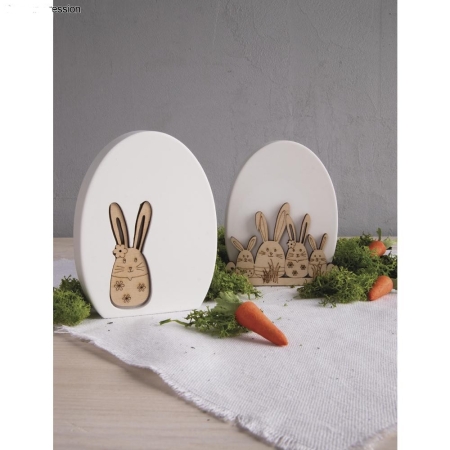 Drewniane zajączki wielkanocne ozdabiają stroiki świąteczne wykonane własnoręcznie.