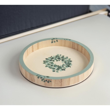 Drewniana taca okrągła naturalna ozdobiona farbami akrylowymi przy szablonie.