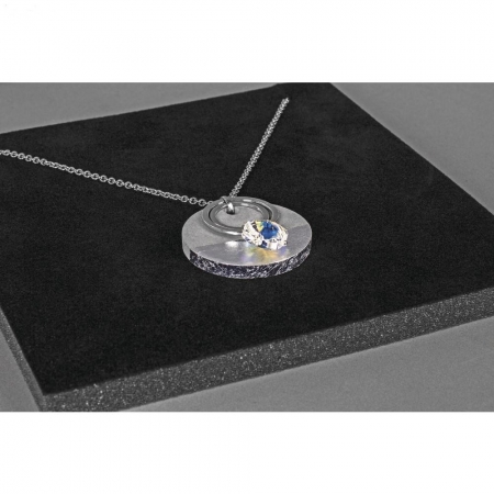 Naszyjnik z biżuterią betonową kryształkami Swarovski oraz kólkami jubilerskimi