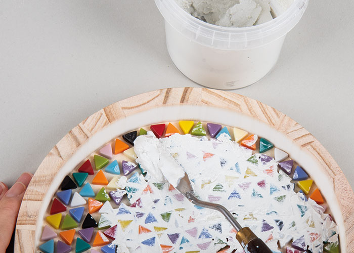 Taca dekoracyjna z mozaiką krok po kroku fugowanie