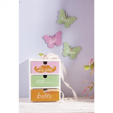 Tablicówka użyta do pomalowania komody i drewnianych motylków jako wiosennych dekoracji domu.