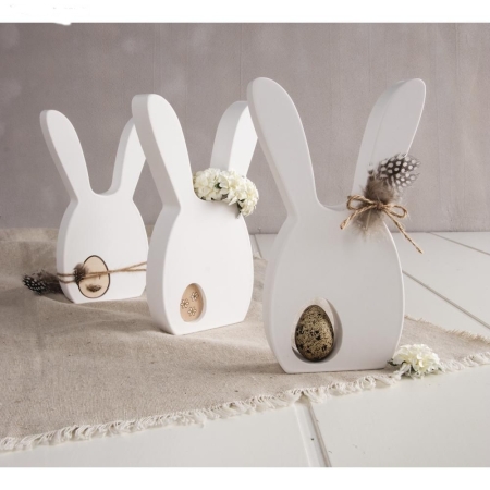 Dekoracje wielkanocne DIY zajączki gipsowe. Zagłębienia wykonane wypełniaczami do form odlewniczych nupsi.