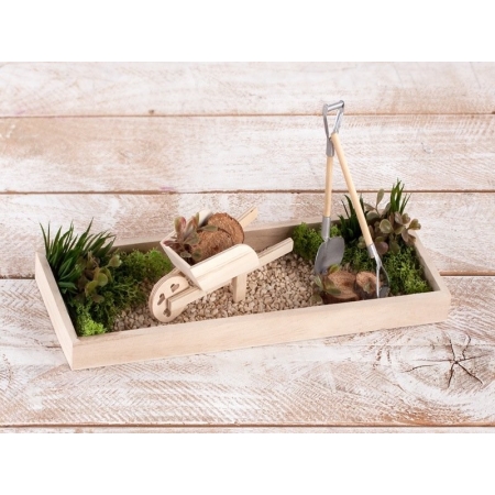 Miniaturowa taczka z drewna w mini ogrodzie dekoracja domu