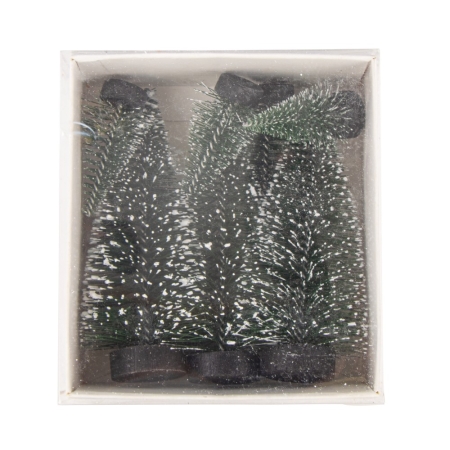 Choinki dekoracyjne ośnieżone wyczarowują zimowa atmosferę w stroikach bożonarodzeniowych