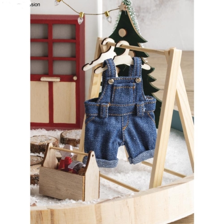 Mini ogrodniczki jeans na mini wieszaku drewnianym uzupełnią wyposażenie domku skrzata adwentowego