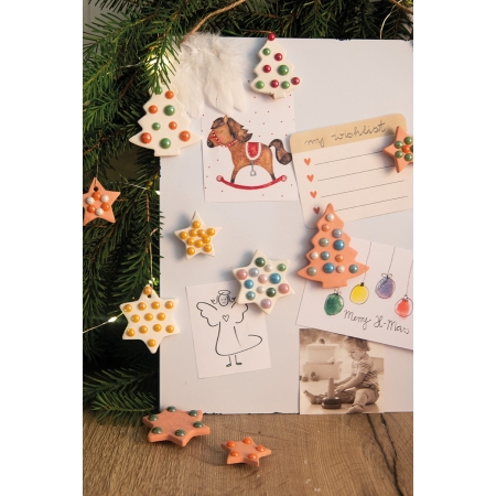 Dekoracje bożonarodzeniowe z masy plastycznej i mozaiki szklanej połączonych klejem w pisaku stick it