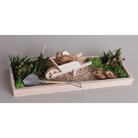 Scenka rodzajowa z wykorzystaniem taczki drewnianej mini narzędzi mchu chrobotka jako dekoracja mebli