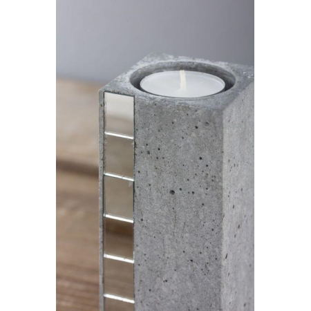 Mini lusterka 1x1 cm jako kamienie mozaiki wykorzystane do ozdobienia świecznika z betonu wykonanego w formie do świec