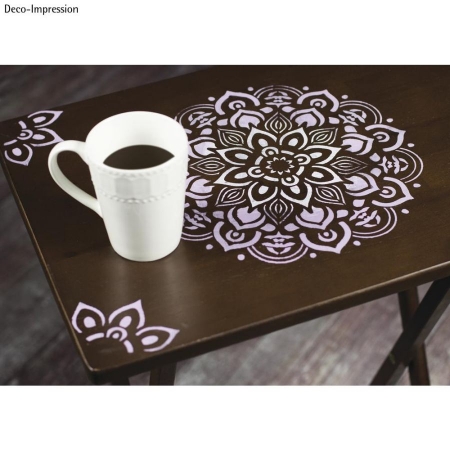 szablon dekoracyjny DecoArt motyw mandali odwzorowany na stoliku do kawy białą farbą do mebli