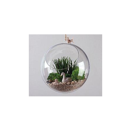 Kula florystyczna jako mini ogród wypełniona mchem reniferowym sztucznymi roślinami do zawieszenia w salonie