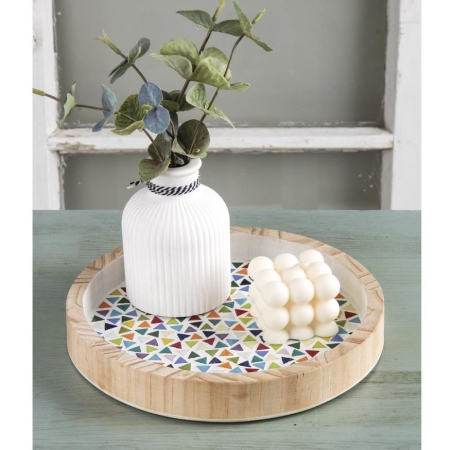 Mozaika szklana trójkąty ułożona na tacy dekoracyjnej drewnianej