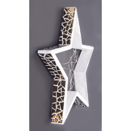 Gwiazda z drewna oklejona mozaiką srebrną jako pomysł na aranżację mieszkania