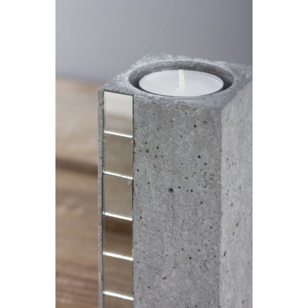 Mini lusterka 1x1 cm jako kamienie mozaiki wykorzystane do ozdobienia świecznika z betonu wykonanego w formie do świec
