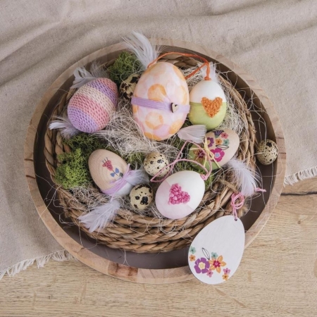 Dekoracja na wielkanoc styropianowe jajka ozdobione przędzą bawełnianą.