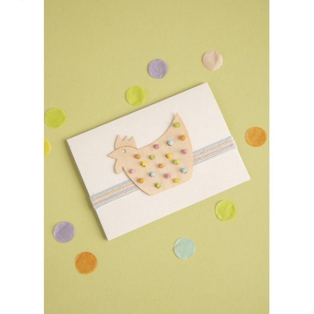 Kartka wielkanocna z dodatkiem włóczki bawełnianej cienkiej oraz kury z forniru wygląda efektownie.