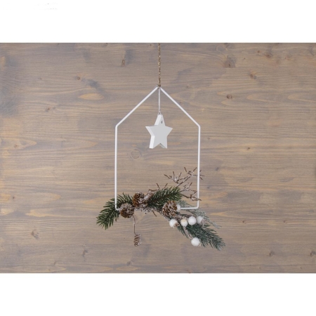 Dekoracja bożonarodzeniowa z metalowych obręczy białych domki będzie ozdobą salonu